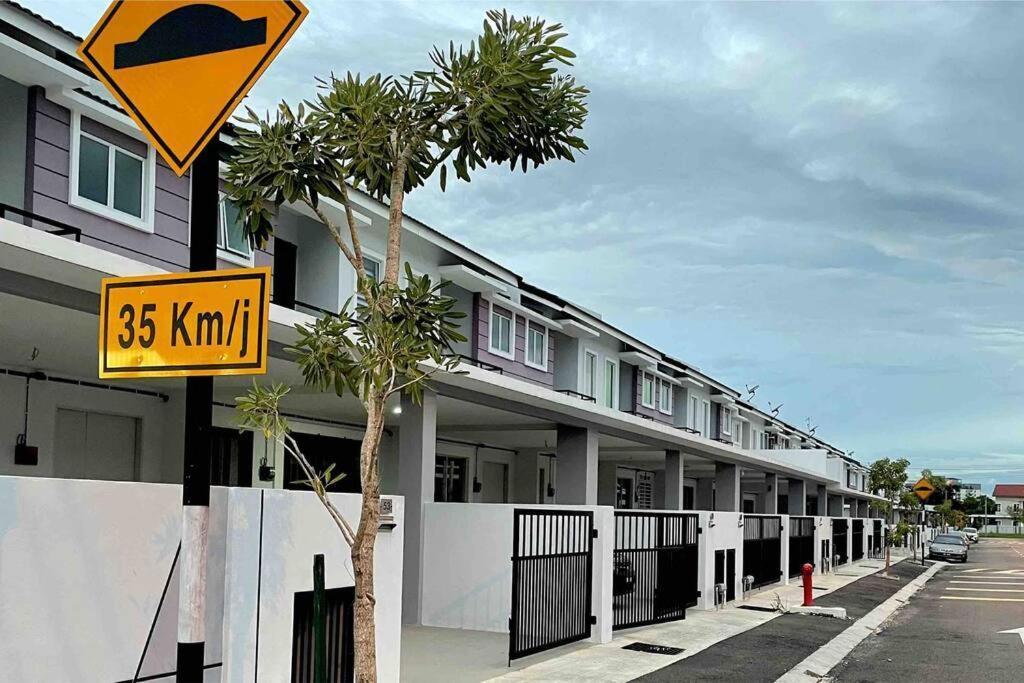 Hanan Homestay Klebang Ipoh With A View Of Mount Korbu, For Musl!M Only!! Exterior photo